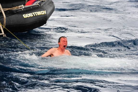 O holandês Sail faz cara feia ao cair nas águas geladas em Brown Bluff, na Antártida (foto de Vladimir Seliverstov)